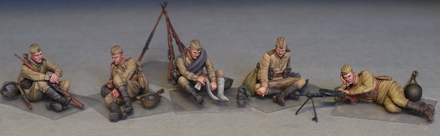 SOVIET SOLDIERS TAKING A BREAK